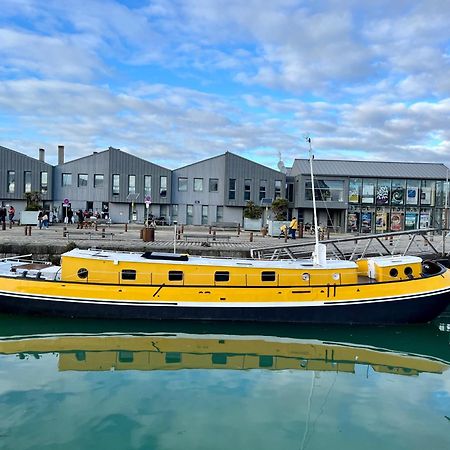 Une Peniche Dans Le Bassin A Flot Du Vieux Port La Rochelle  Exteriör bild