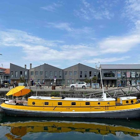 Une Peniche Dans Le Bassin A Flot Du Vieux Port La Rochelle  Exteriör bild
