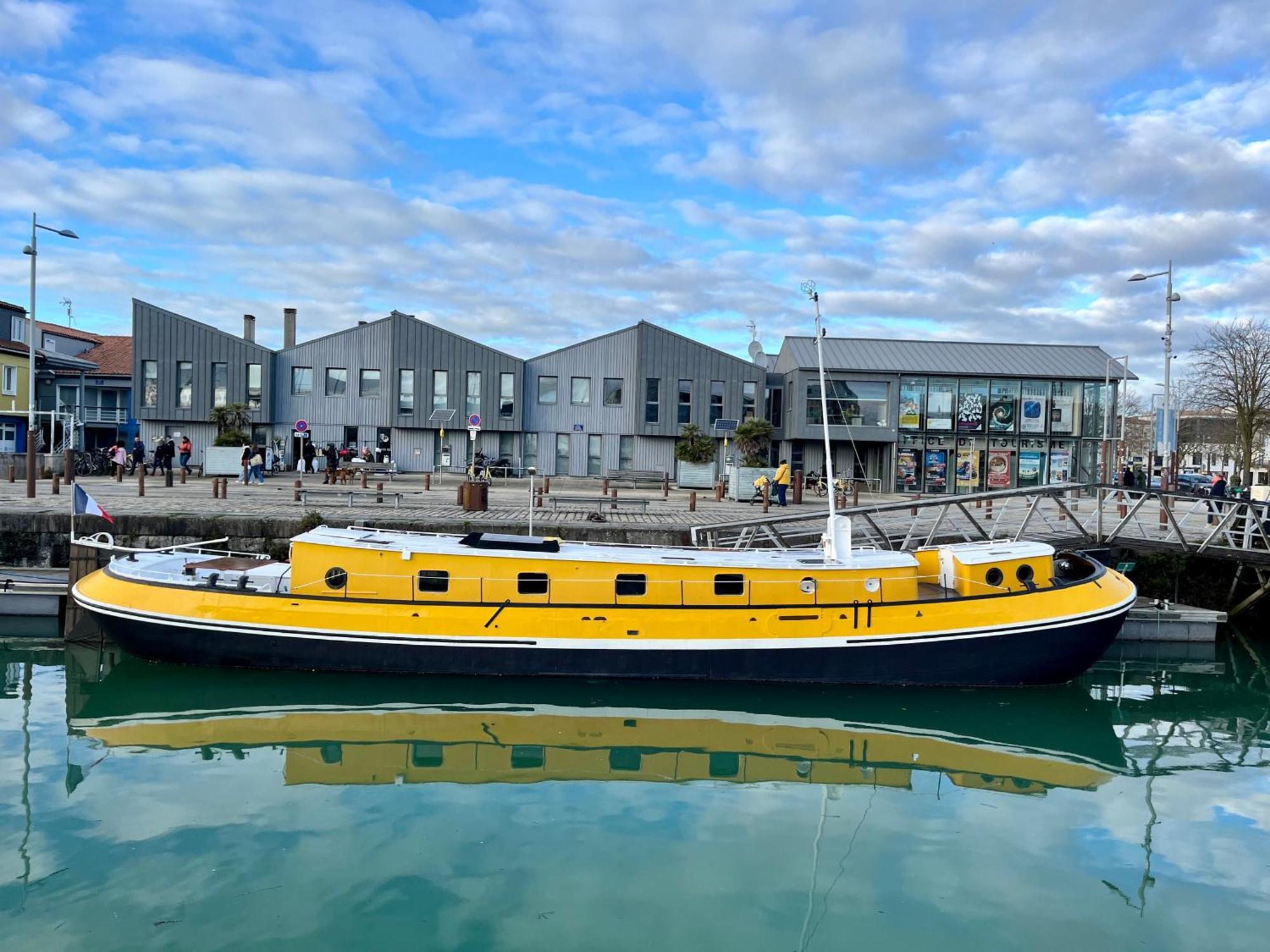 Une Peniche Dans Le Bassin A Flot Du Vieux Port La Rochelle  Exteriör bild