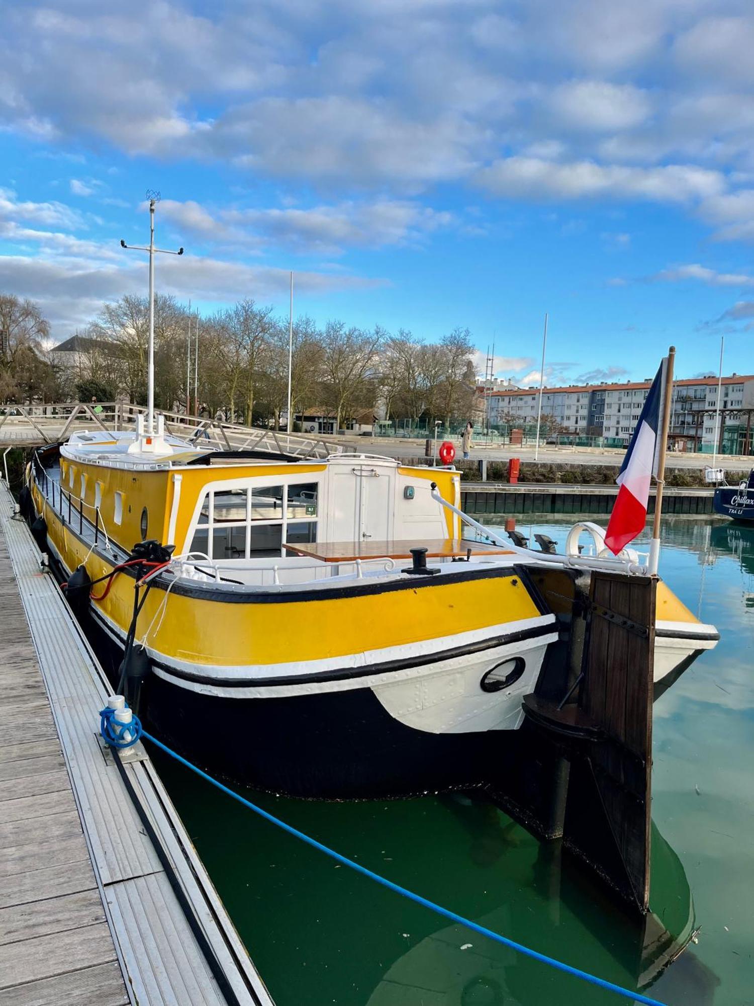 Une Peniche Dans Le Bassin A Flot Du Vieux Port La Rochelle  Exteriör bild