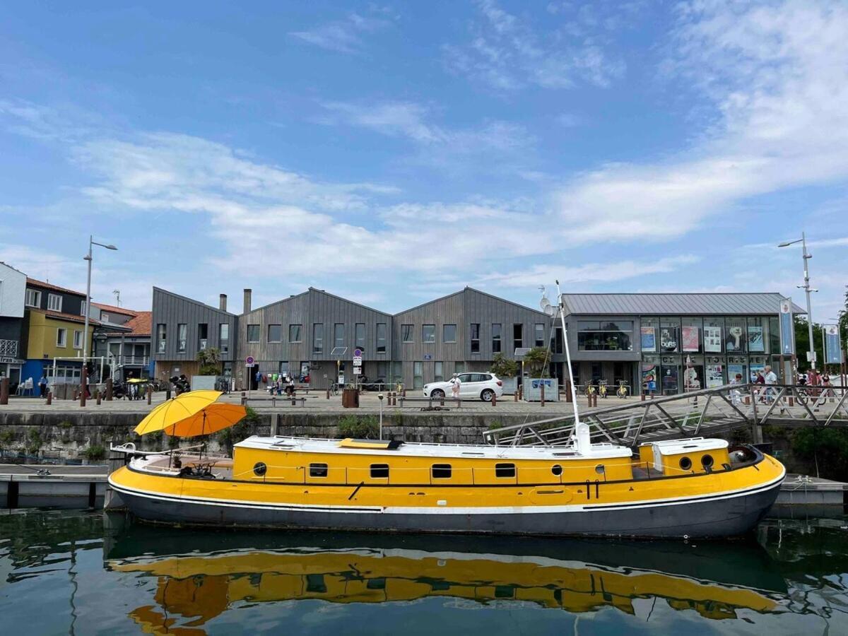 Une Peniche Dans Le Bassin A Flot Du Vieux Port La Rochelle  Exteriör bild