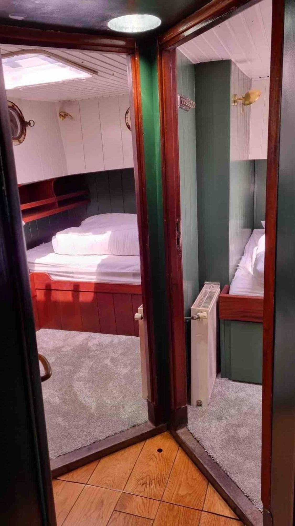 Une Peniche Dans Le Bassin A Flot Du Vieux Port La Rochelle  Exteriör bild