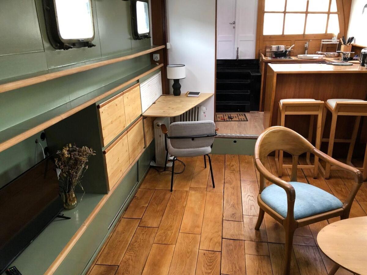 Une Peniche Dans Le Bassin A Flot Du Vieux Port La Rochelle  Exteriör bild
