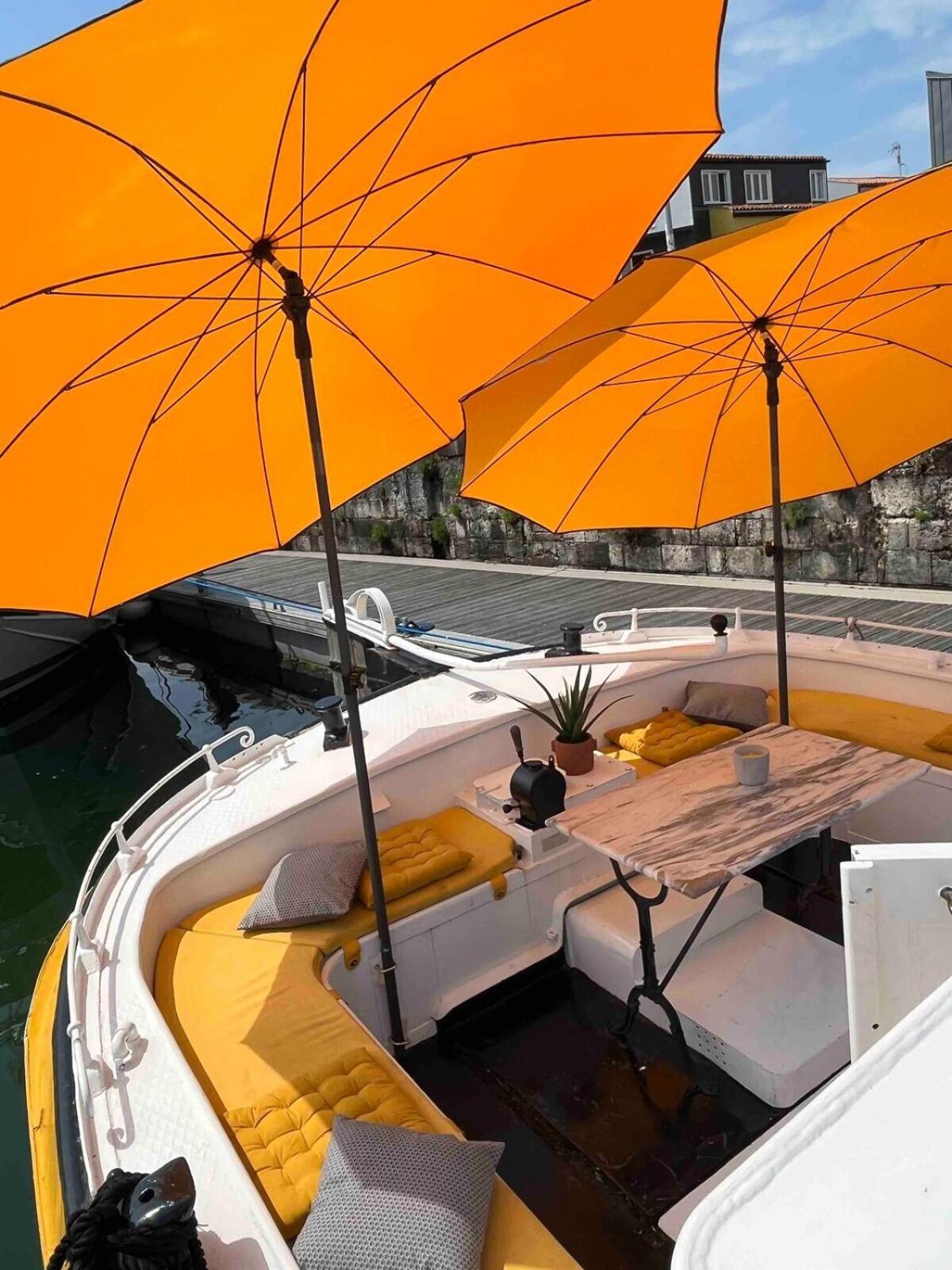 Une Peniche Dans Le Bassin A Flot Du Vieux Port La Rochelle  Exteriör bild